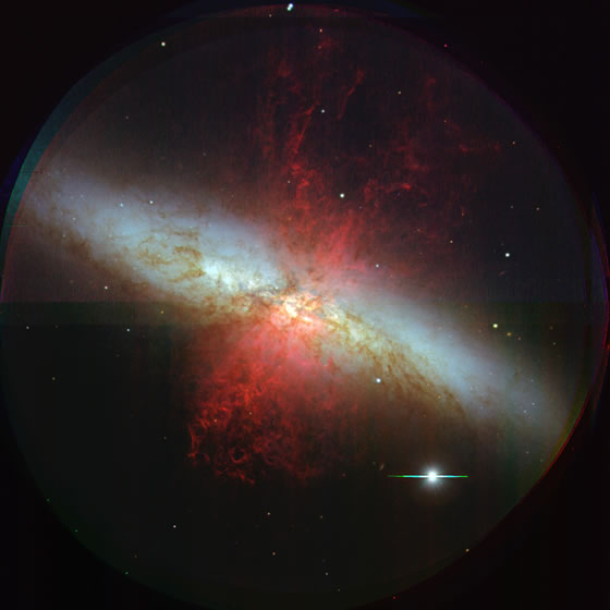 多色の撮像観測によって得られた不規則銀河M82のイメージ