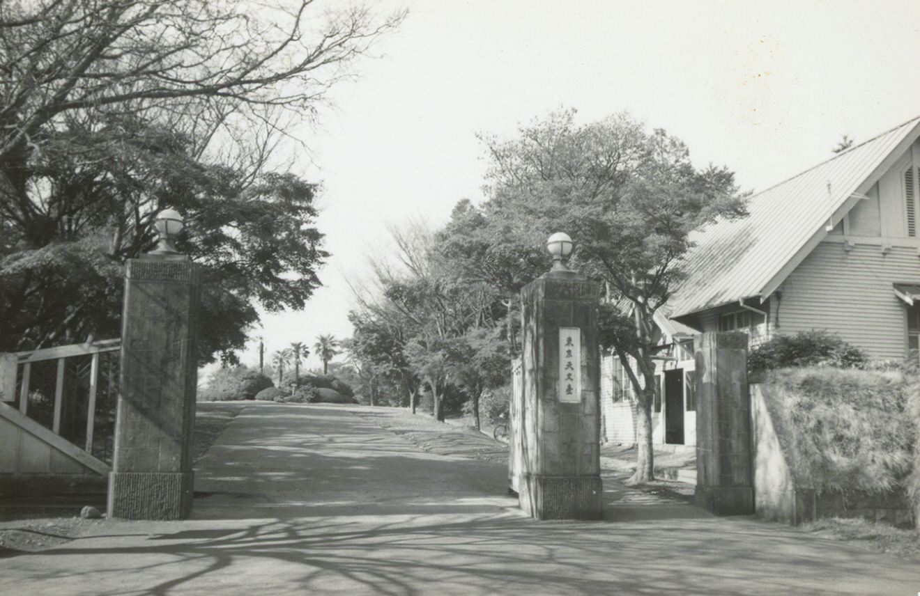 正門および旧本館の写真